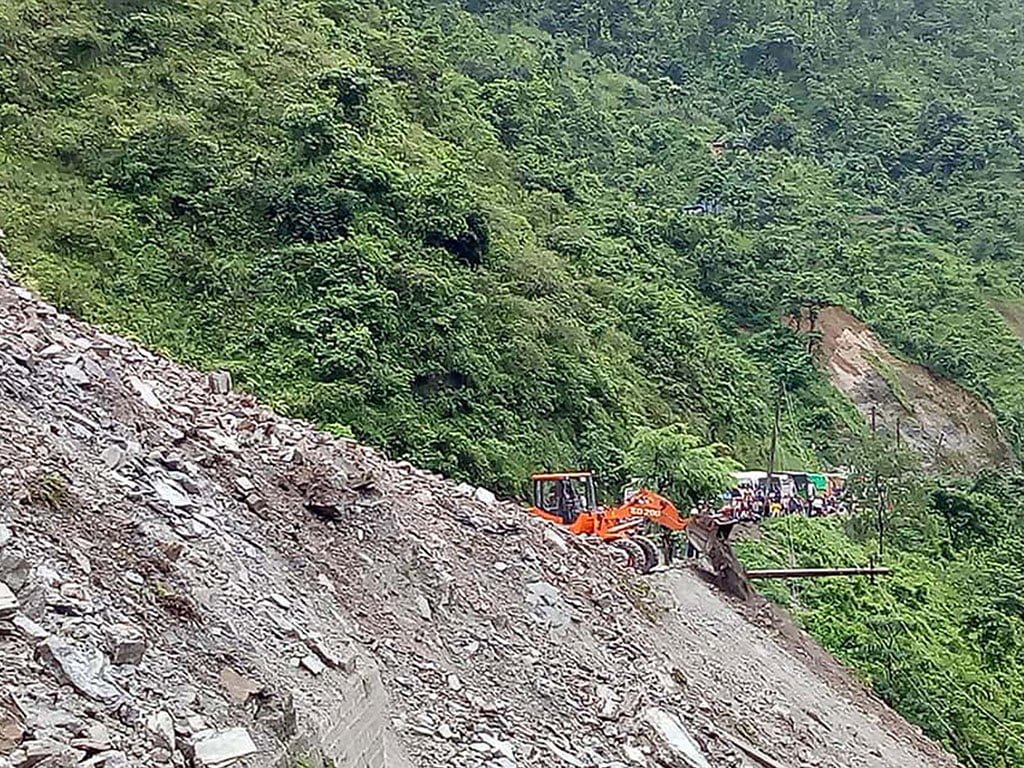 सुक्खा पहिरोले अवरुद्ध नारायणगढ-मुग्लिन सडक खण्ड खुल्यो