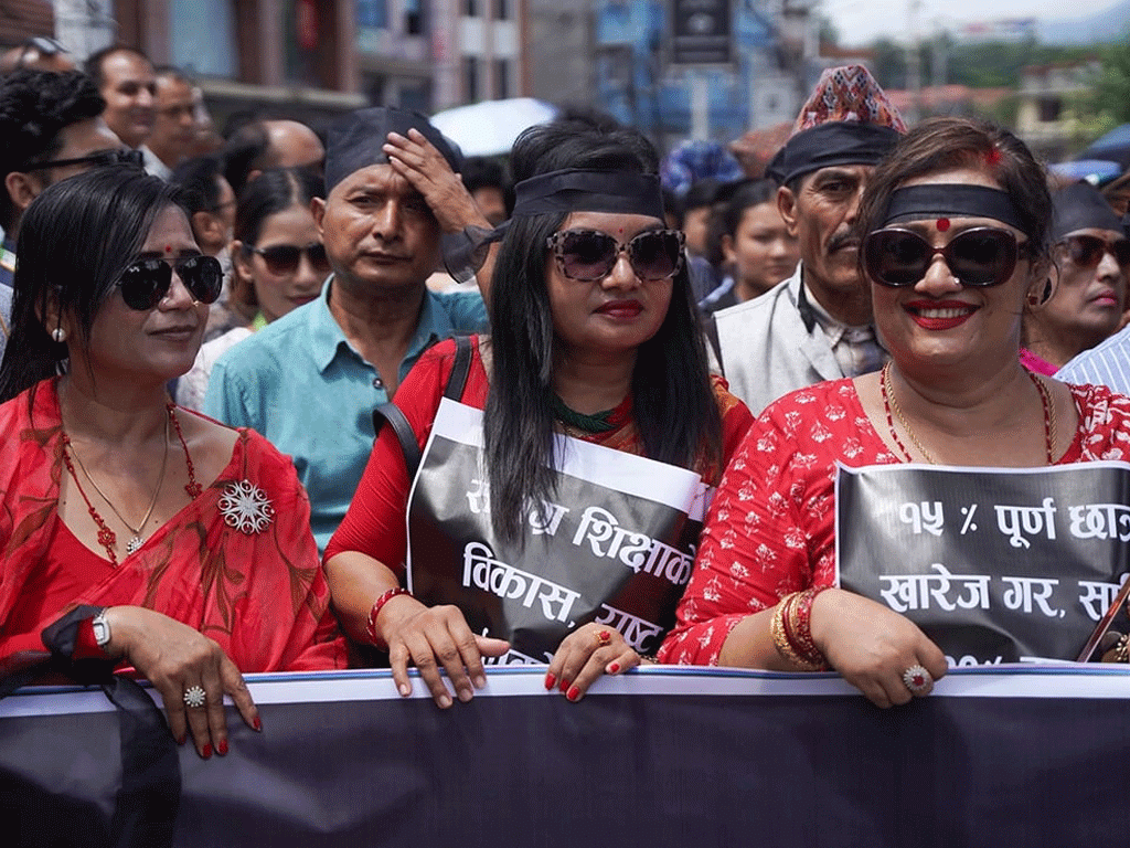 कालोपट्टी बाँधेर निजी विद्यालय सञ्चालकले गरे प्रदर्शन