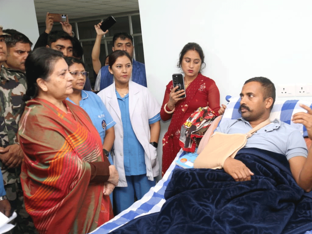 अस्पताल पुगेर पूर्वराष्ट्रपति विद्या भण्डारीले भेटिन् जेन जेड आन्दोलनका घाइते