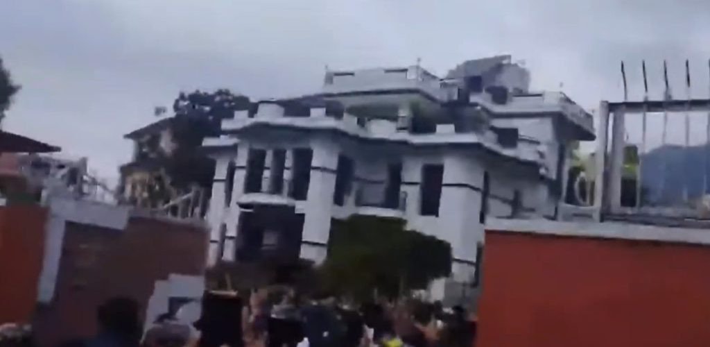 देउवाको घरमा तोडफोड, जेनजी पुस्ता बुढानिलकण्ठको निवासको छत छतमा