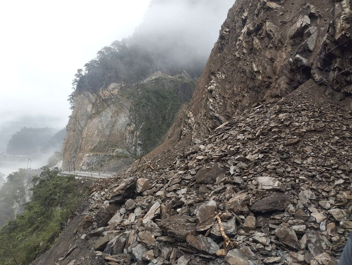 तुइनखोलामा फेरि खस्यो पहिरो, दुईतर्फी नै सडक अवरुद्ध
