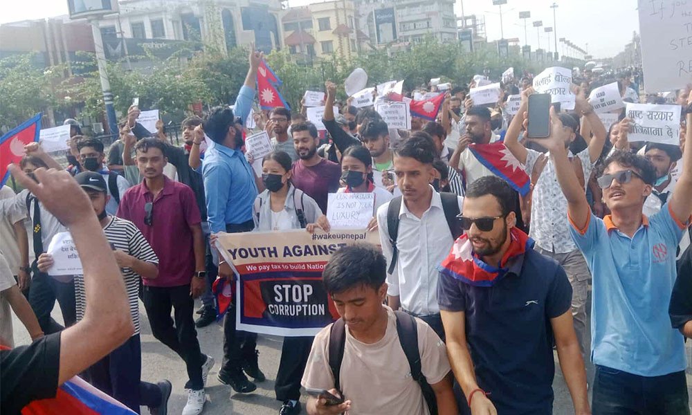 ब्यारिकेड तोडेपछि ‘जेन-जी’ पुस्ता र प्रहरीबीच झडप, आन्दोलनकारीमाथि लाठीचार्ज