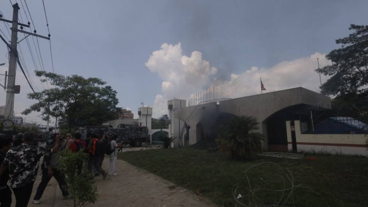 आन्दोलनकारीले संसद् भवनको गेटमा लगाएको आगो प्रहरीले निभायो