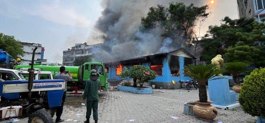 जेनजी प्रदर्शन : इटहरीमा दुई जनाको मृत्यु, नगरपालिका भवनमा आगो लगाइयो