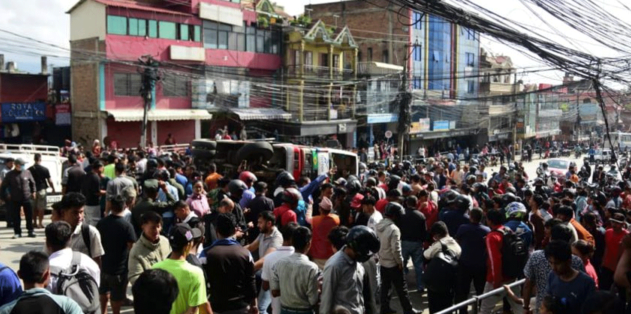 तार्केश्वरबाट माछा पोखरी आउँदै गरेको बस दुर्घटना, २० भन्दा बढी घाइते