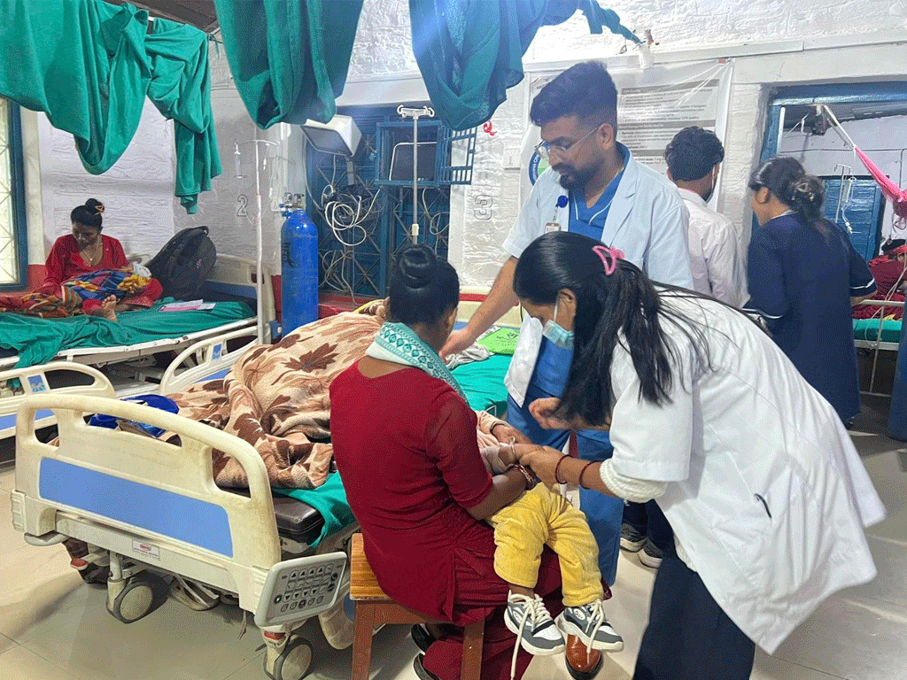 दैलेख अस्पतालमा बिरामीको बढ्दो चाप, उपचारमा समस्या