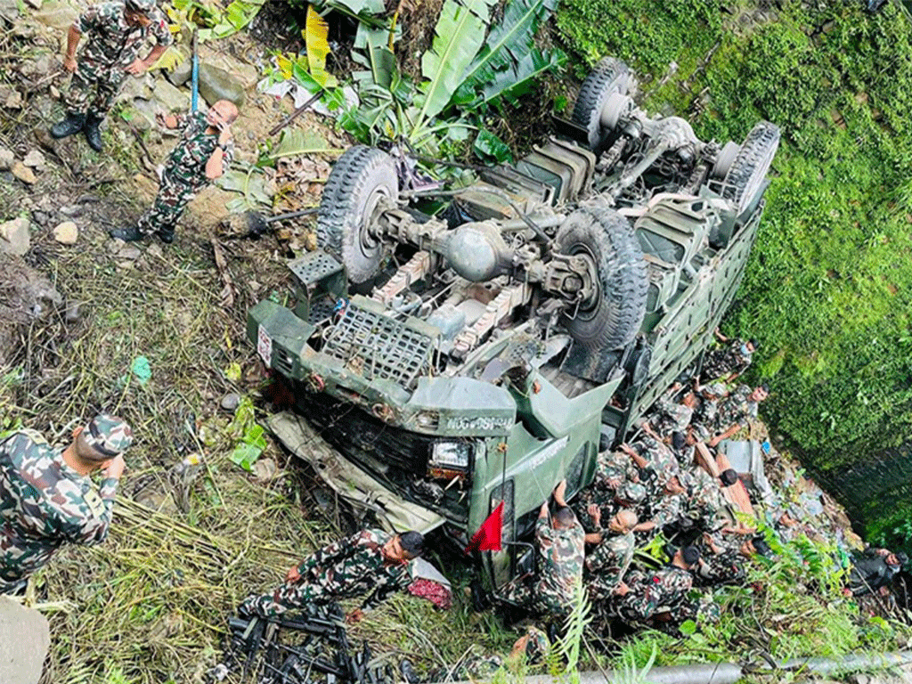 नेपाली सेनाको ट्रक दुर्घटना हुँदा १४ जना घाइते
