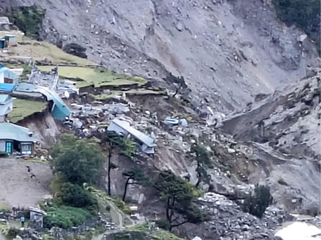सोलुखुम्बुमा बाढी, थामे खोलाले पाँच घर बगायो