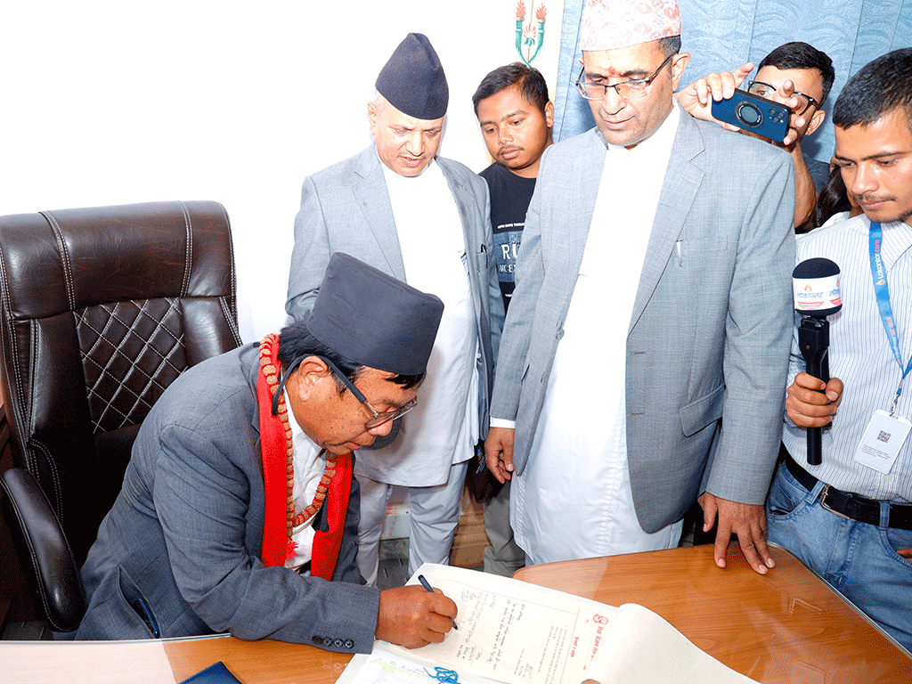 शिक्षामन्त्री महावीर पुनद्वारा पदभार ग्रहण