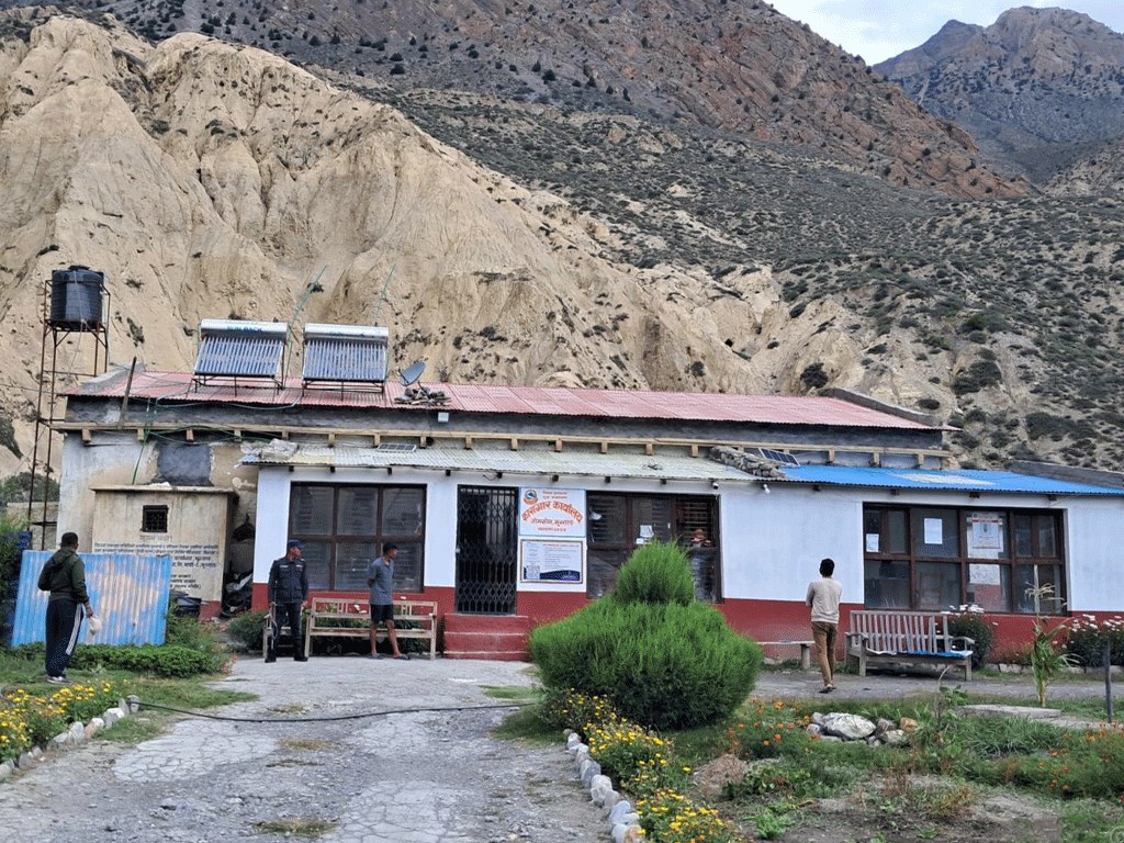 मुस्ताङ कारागारमा कैदी बन्दी र सुरक्षाकर्मी एउटै भवनमा