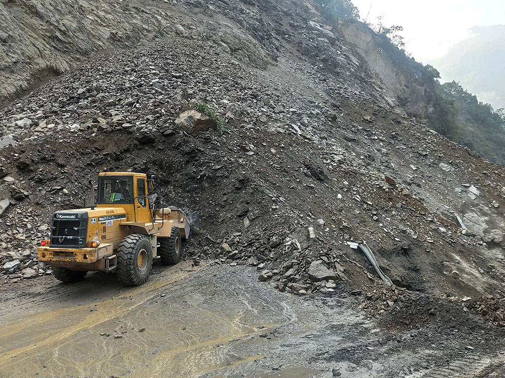 तुइनखोलामा फेरि पहिरो खसेपछि सडक अवरुद्ध