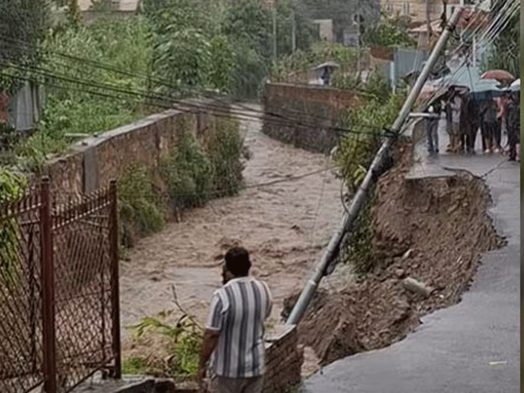 भत्कियो कालीमाटी-बाफलस्थित खोला किनारको सडक
