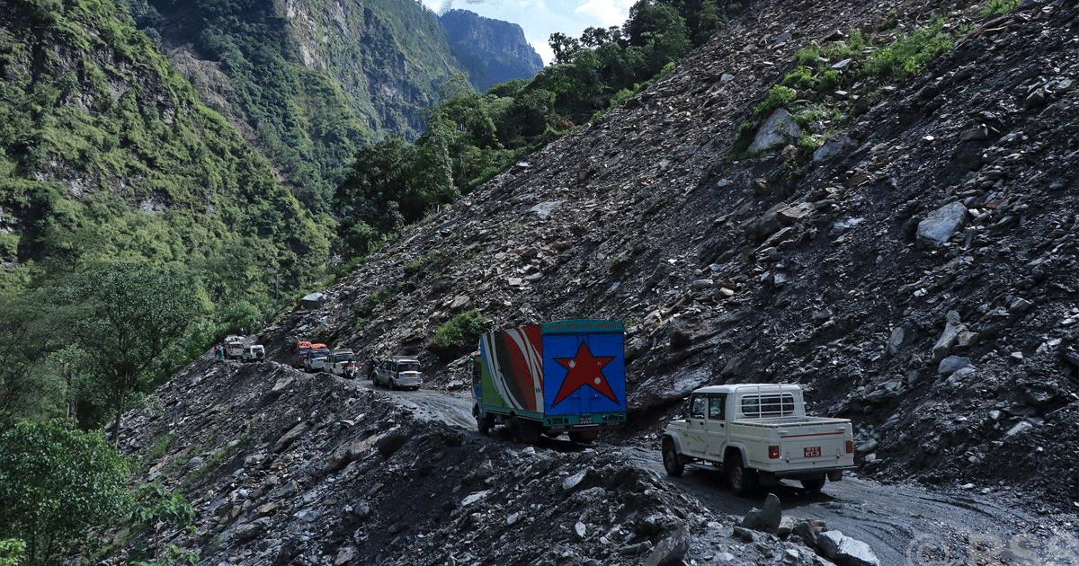 पहिराले बेनी-जोमसोम सडकमा यातायात सेवा प्रभावित