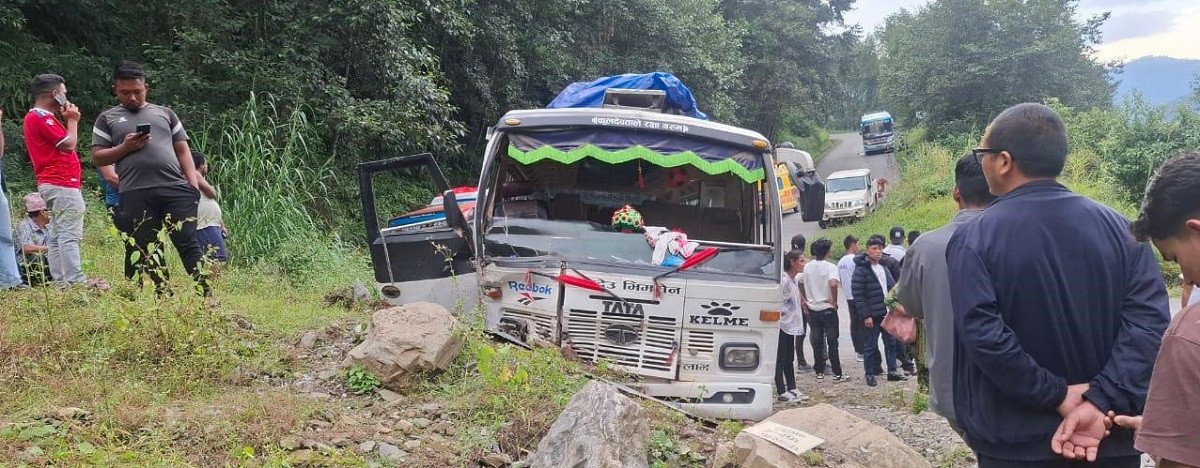 पाँचकिलोमा बस दुर्घटना, २० जना घाइते