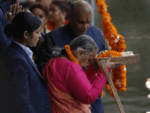 कमलपोखरी पुगेर छठ पूजामा सहभागी भइन् प्रधानमन्त्री कार्की