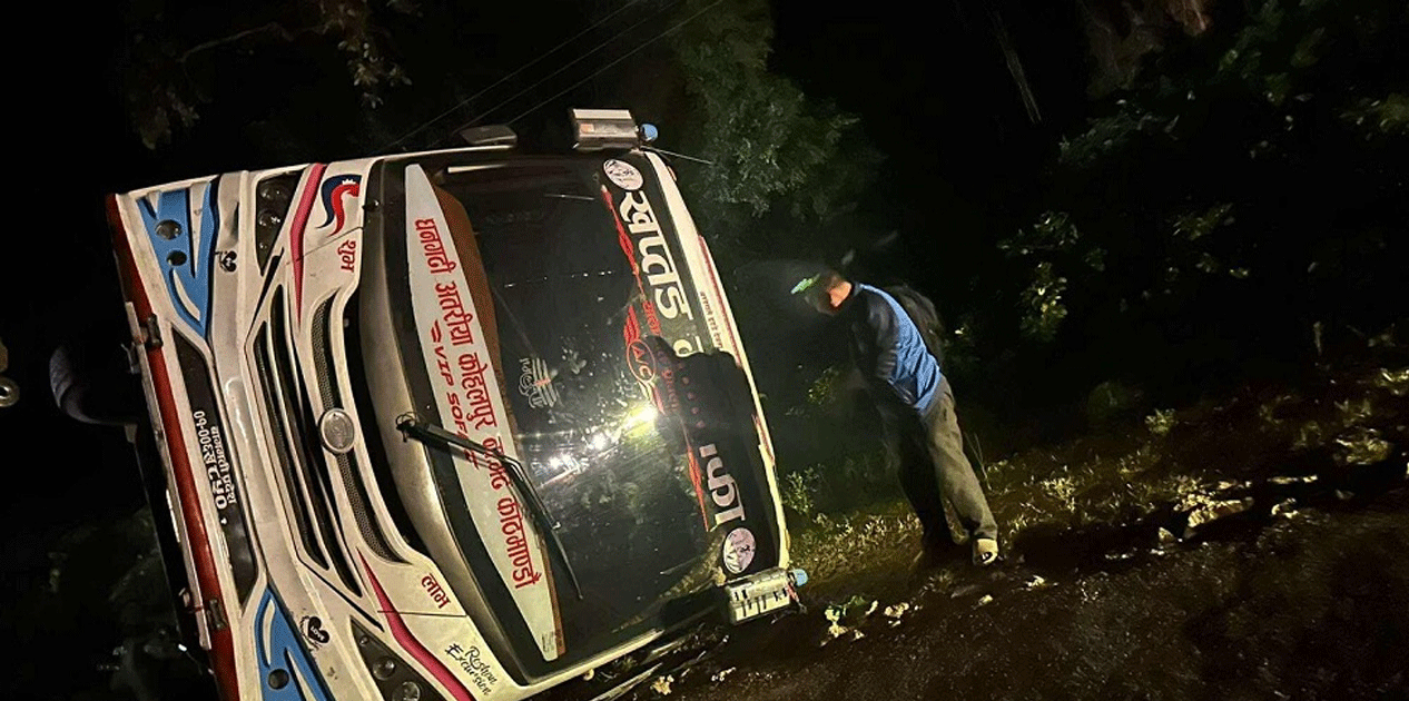 काठमाडौँबाट धनगढीतर्फ जाँदै गरेको बस दुर्घटना, एक जनाको मृत्यु, पाँच घाइते