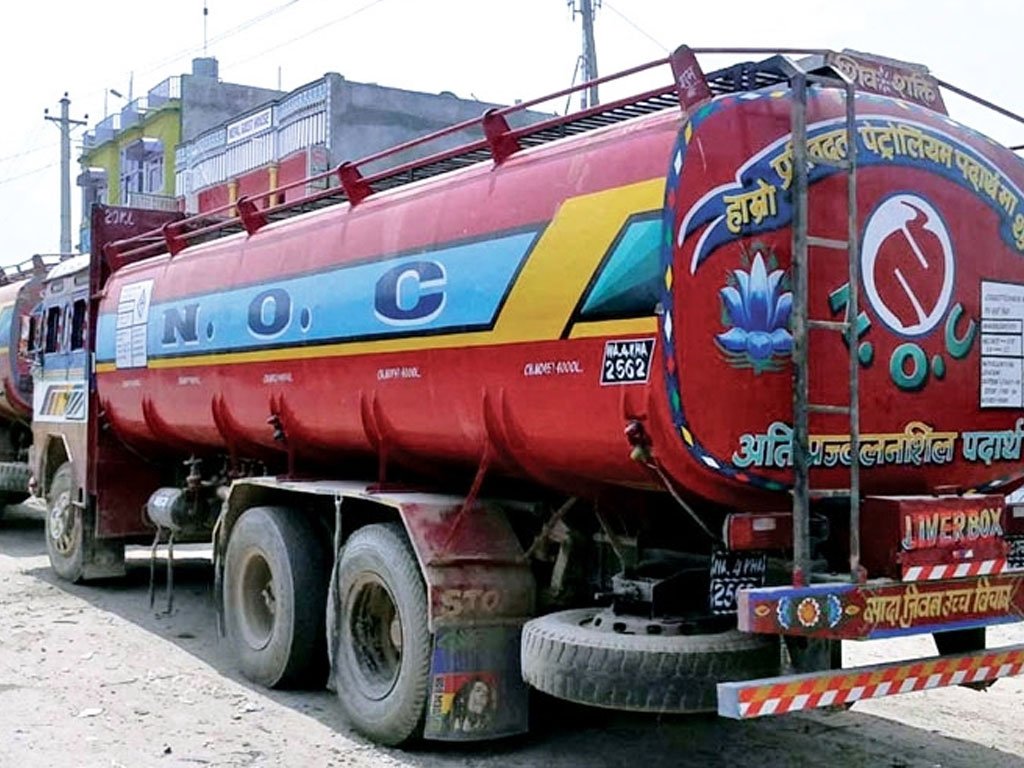 वीरगञ्ज नाकाबाट तीन महिनामा ३८ अर्बको पेट्रोलियम पदार्थ आयात
