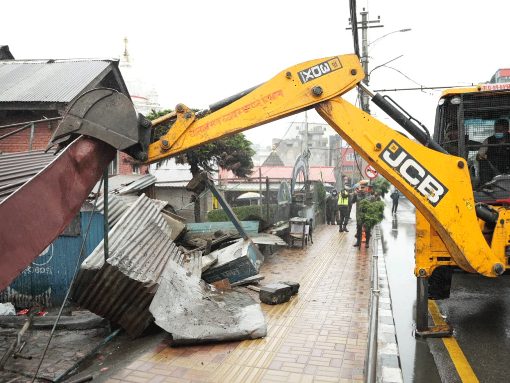 काठमाडौँ महानगरले थापाथलीस्थित राम मन्दिर परिसरमा चलायो डोजर