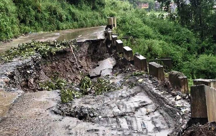 अविरल वर्षासँगै देशभरका विभिन्न राजमार्ग अवरुद्ध, यी मार्गमा छ पूर्ण अवरोध