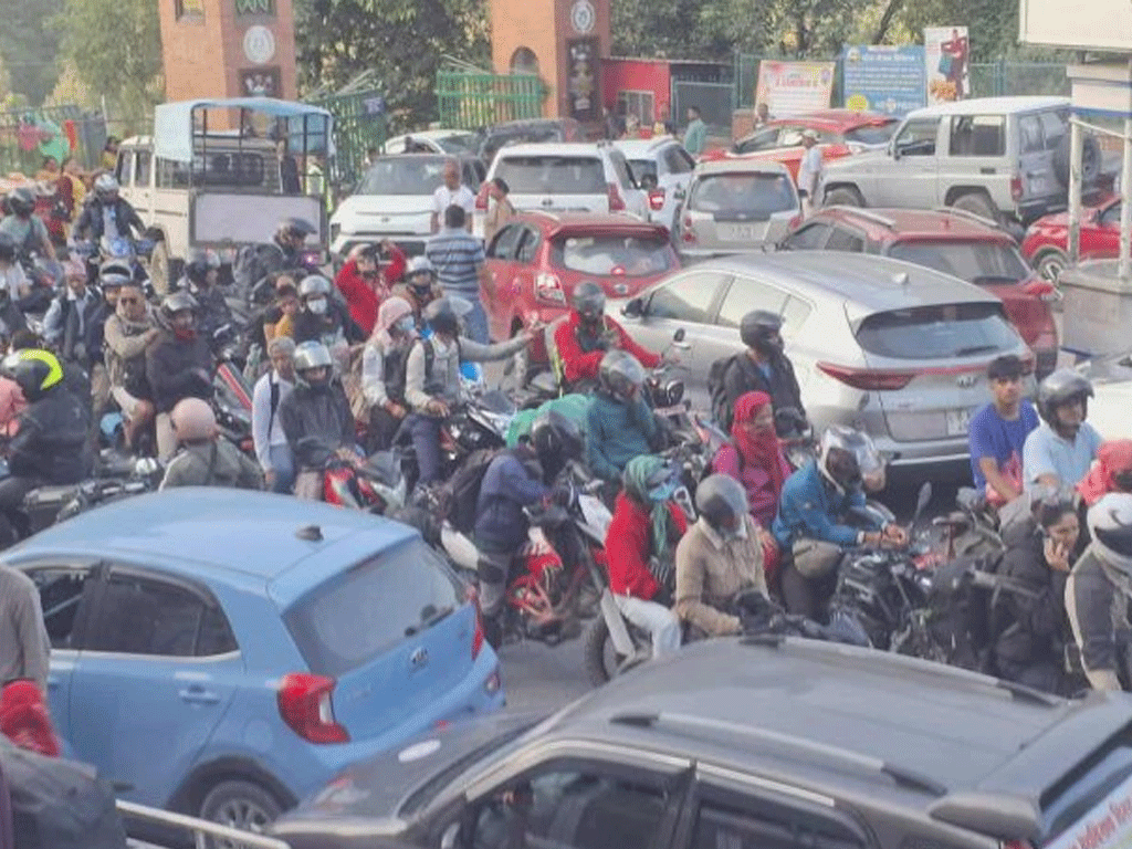 सडक भासिएपछि अस्तव्यस्त बन्यो पृथ्वी राजमार्ग