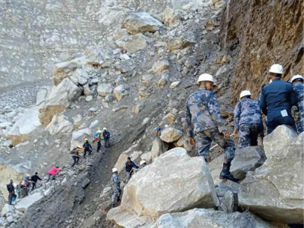 सशस्त्र प्रहरीले गर्‍यो अलपत्र परेका ४ जना विदेशी पर्यटकको उद्धार
