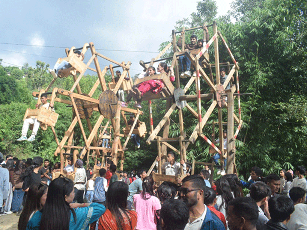 सरायको रौनकसँगै दसैँ मेलामा काठेपिङ चढ्नेको घुइँचो