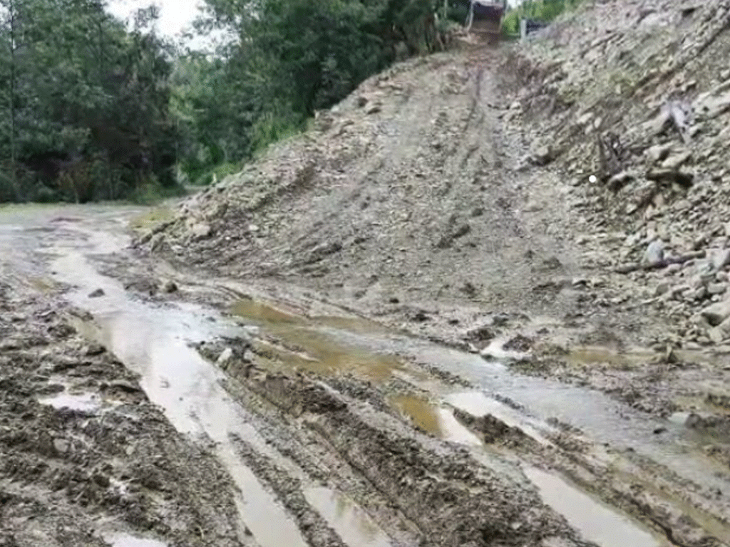 बाढी-पहिरोले अवरुद्ध छन् यी राजमार्ग