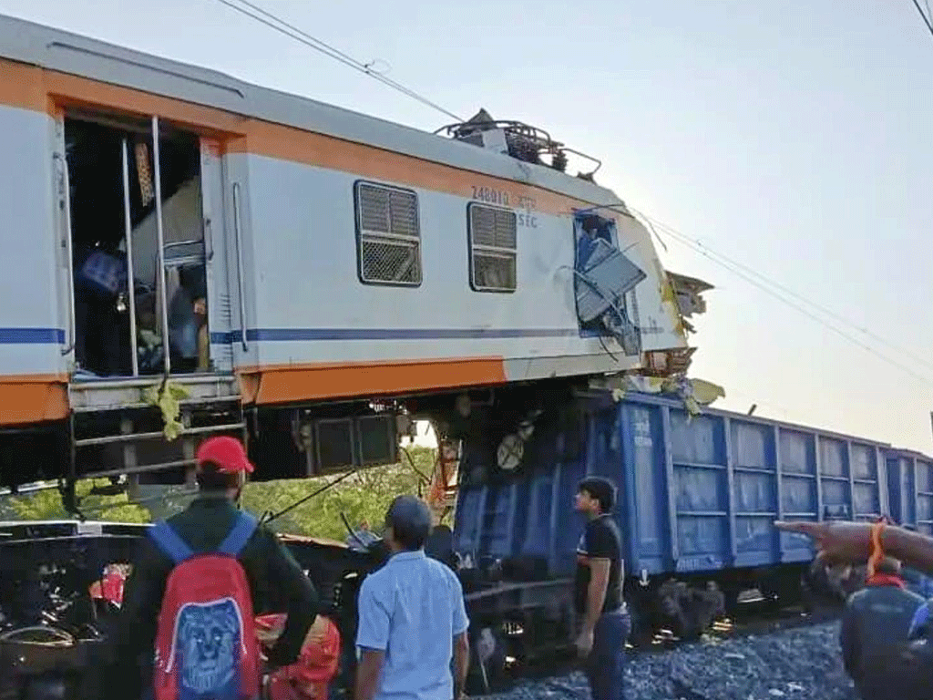 मध्य भारतमा रेल दुर्घटना : यात्रु र मालवाहक रेल ठोक्किँदा कम्तीमा ११ जनाको निधन