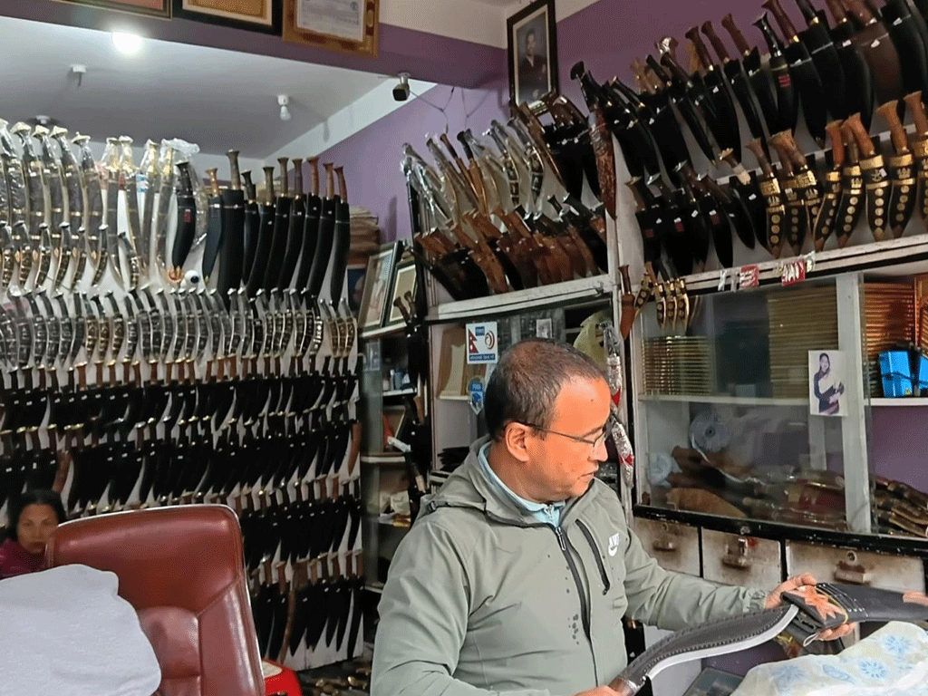 भोजपुरमा बन्छन् पाँच सयदेखि ५२ हजारसम्मका ‘भोजपुरे खुकुरी’