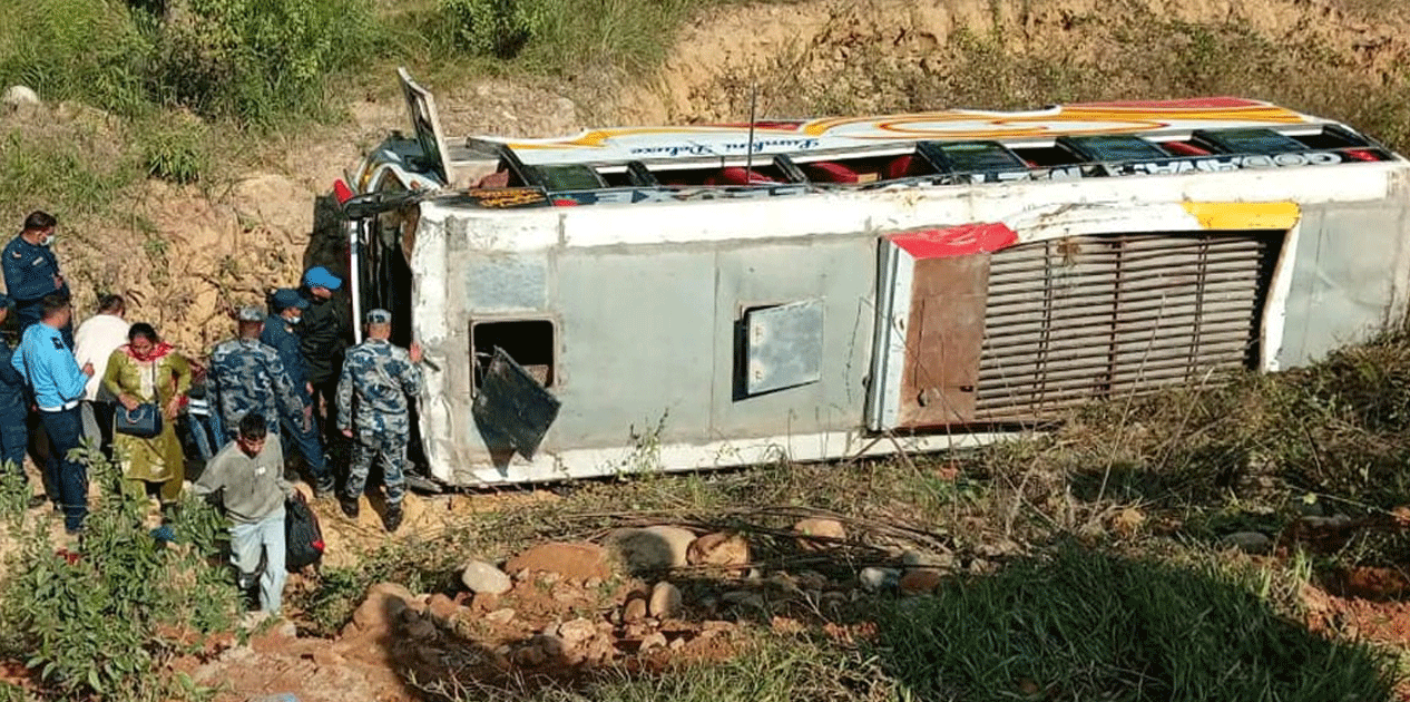मध्यविन्दुमा बस दुर्घटना : २० जना घाइते