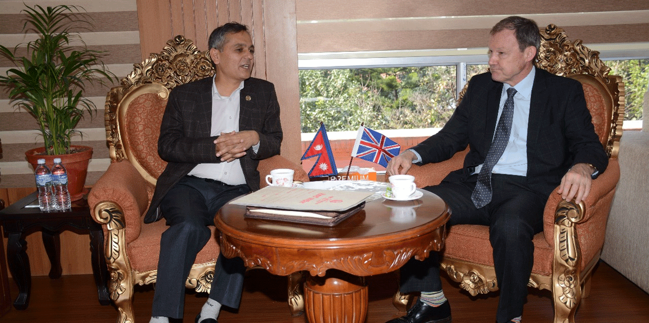 गृहमन्त्री अर्याल र नेपालका लागि बेलायती राजदूतबीच शिष्टाचार भेट