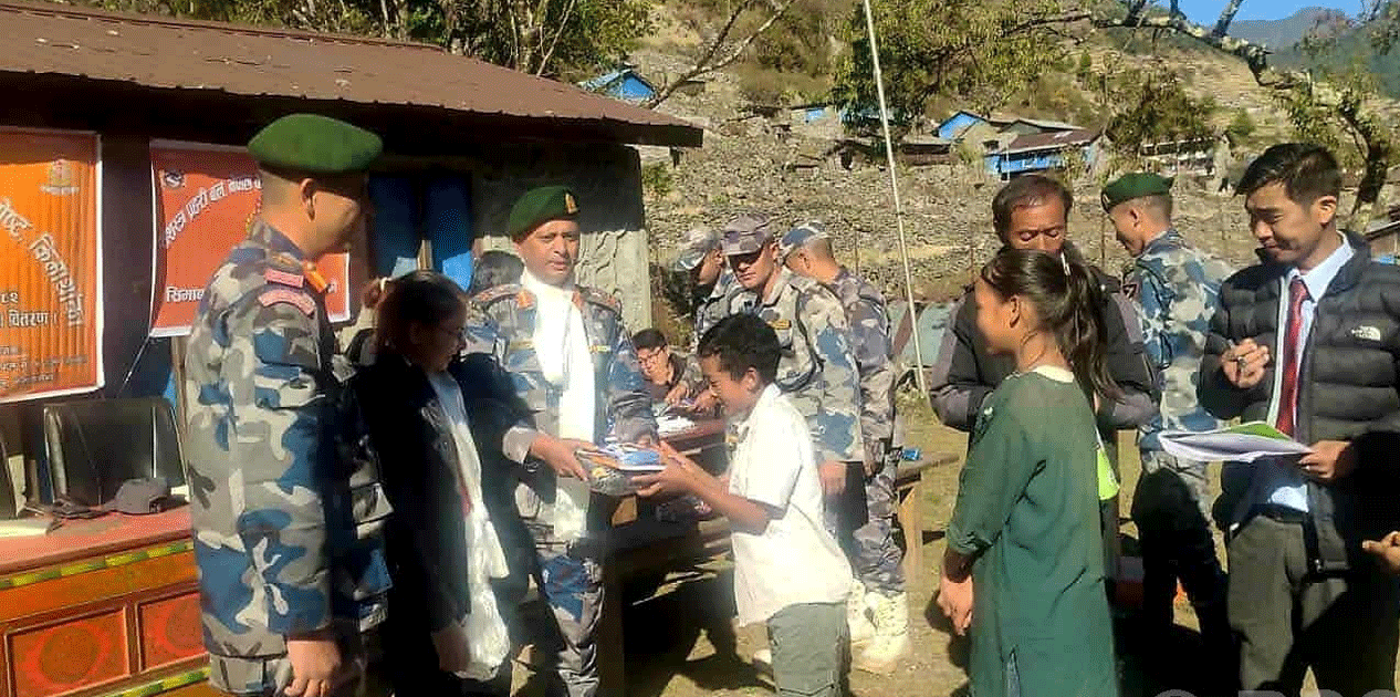 भोट खोलाका विद्यार्थीलाई न्यानो कपडा वितरण