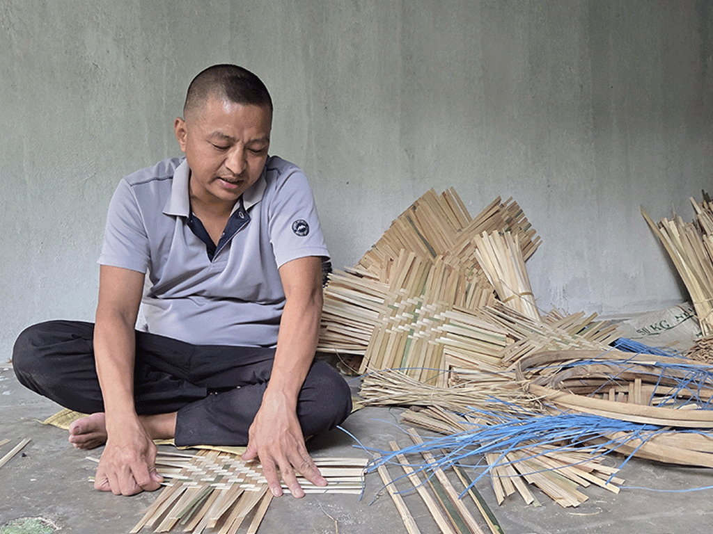 चोयाको नाङ्लो बुनेर जीविकोपार्जन