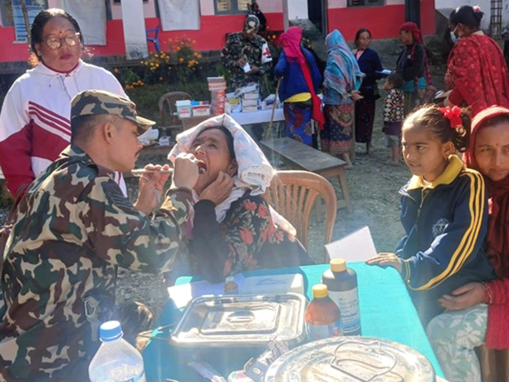 ताकममा सेनाको स्वास्थ्य शिविर : करिब दुई सय जना लाभान्वित