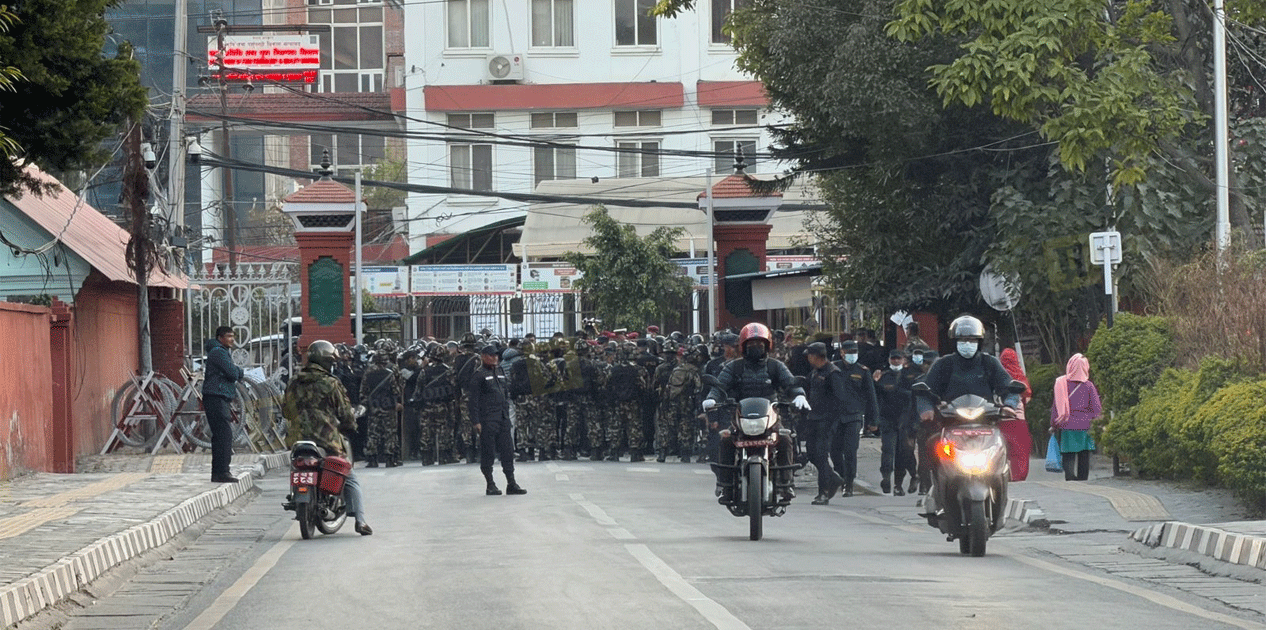 अर्थमन्त्रीलाई भेट्न नपाएपछि सिंहदरवार गेटमै जेन जेड घाइते युवाको धर्ना