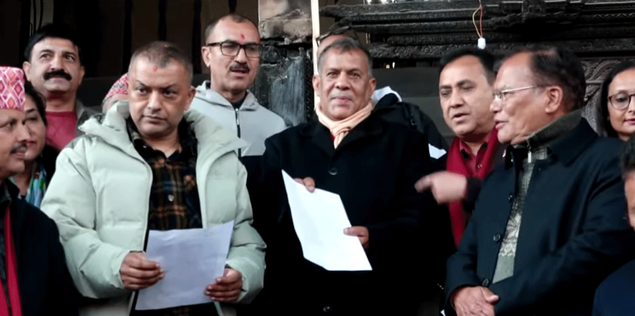 काँग्रेसका विशेष महाधिवेशन पक्षधरले स्मरण पत्र बुझाए