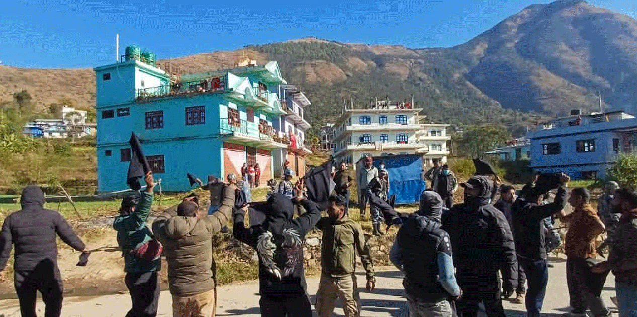 जनार्दनलाई नेकपा कार्यकर्ताले गृह जिल्लामै देखाए कालो झन्डा