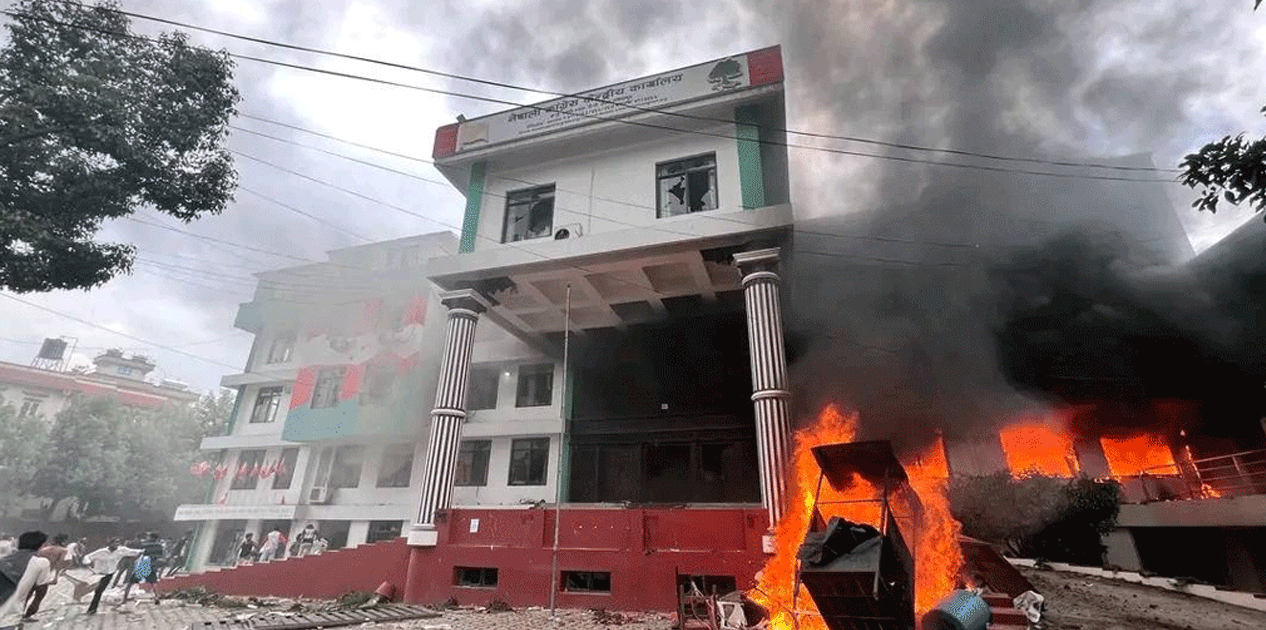 सरकारले आज राजनीतिक दलका क्षतिग्रस्त कार्यालयमा अनुगमन गर्दै