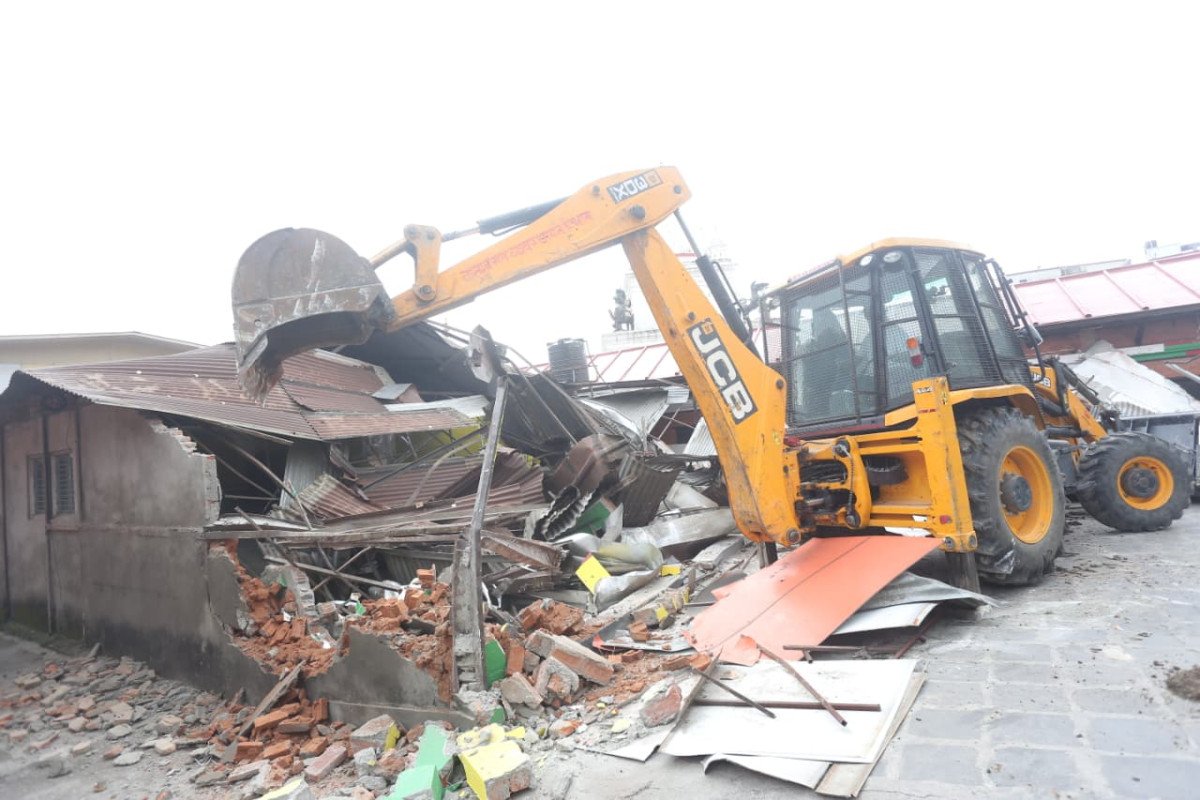 हेटौंडामा बिहानबाटै सडक विस्तार सुरू