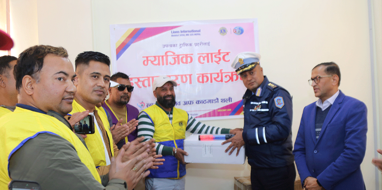 उपत्यका ट्राफिक प्रहरीलाई ‘म्याजिक लाइट’ हस्तान्तरण