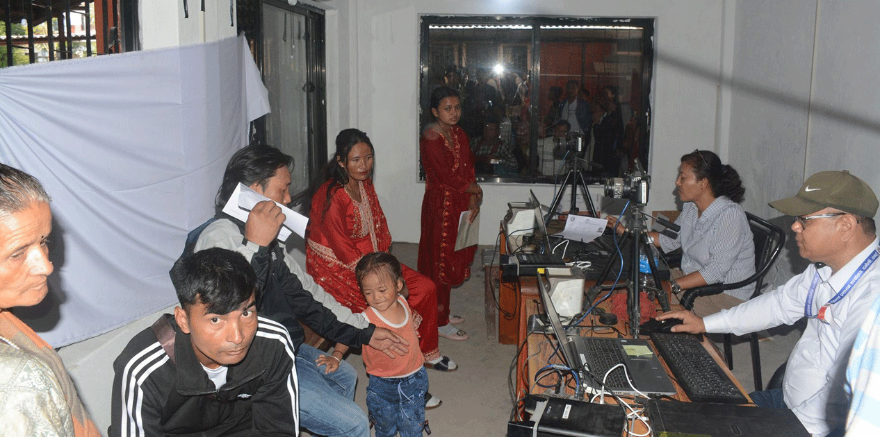 पालिकाबाट राष्ट्रिय परिचयपत्र वितरण हुँदा सेवाग्राहीलाई सहज