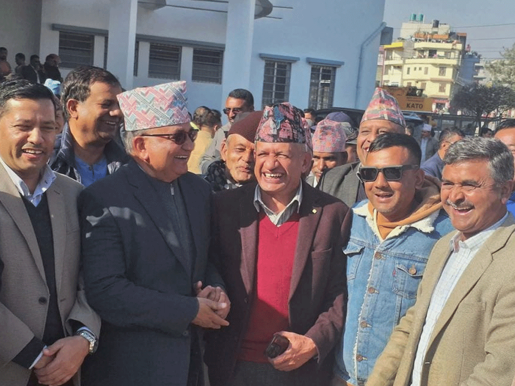 कार्यकर्ता भेट्न च्यासल पुगे ईश्वर पोखरेल