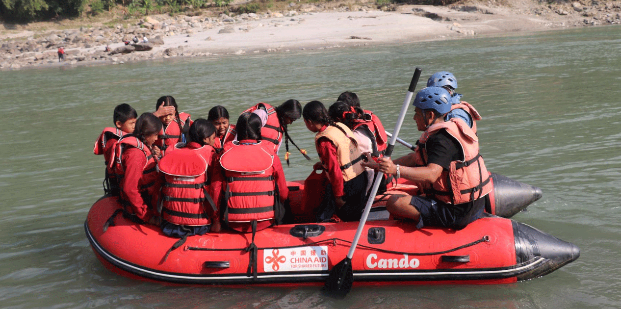 ज्यान जोखिममा राखेर विद्यालय पुग्छन् ढेबुवाका विद्यार्थी, सुनकोशीमा ‘रबरबोट’ को सहारा