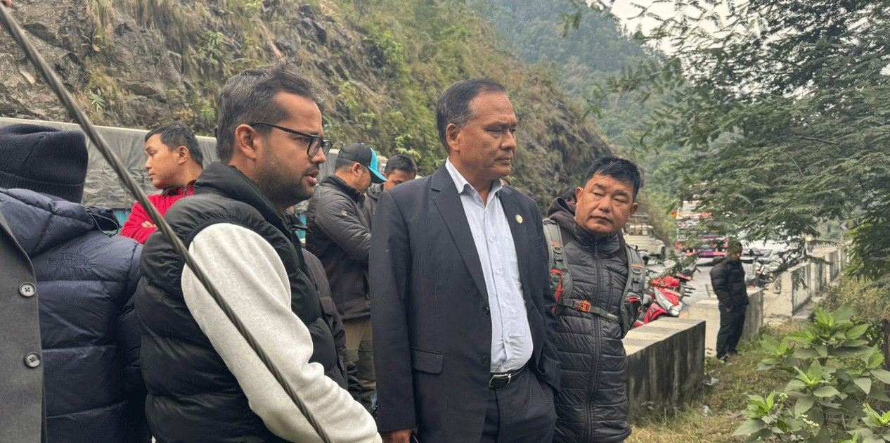 ‘एक महिनाभित्र काम सुरु नगरे घुमाउने पुलको ठेक्का तोडिनेछ’ : मन्त्री घिसिङ