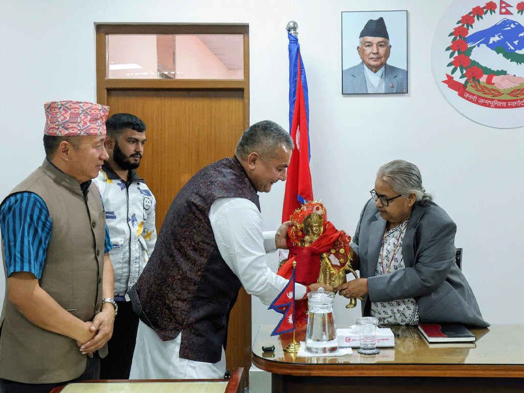 दुर्गा प्रसाईँद्वारा प्रधानमन्त्रीलाई मूर्ति उपहार