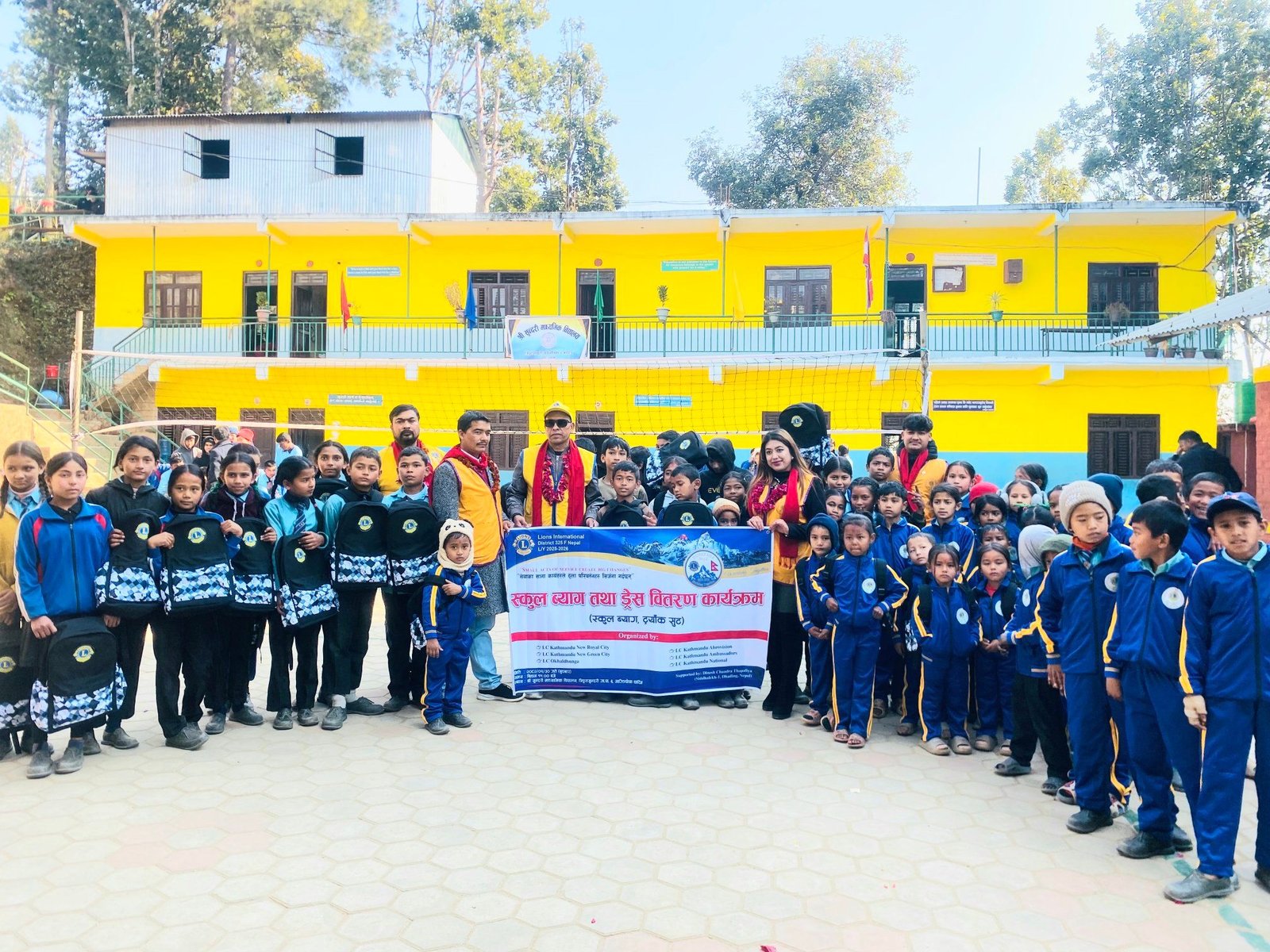 श्री सुन्दरी माध्यमिक विद्यालय लायन्स क्लबद्वारा स्कुल ब्याग र ड्रेस वितरण