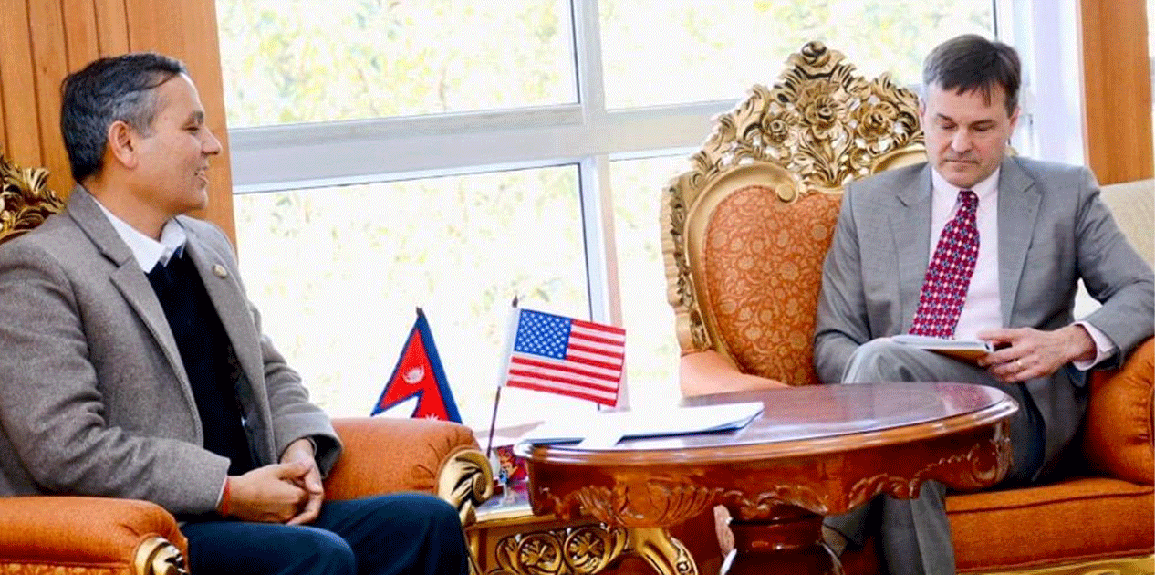 गृहमन्त्री अर्याल र अमेरिकाकी राजदूत अर्बमबीच शिष्टाचार भेट