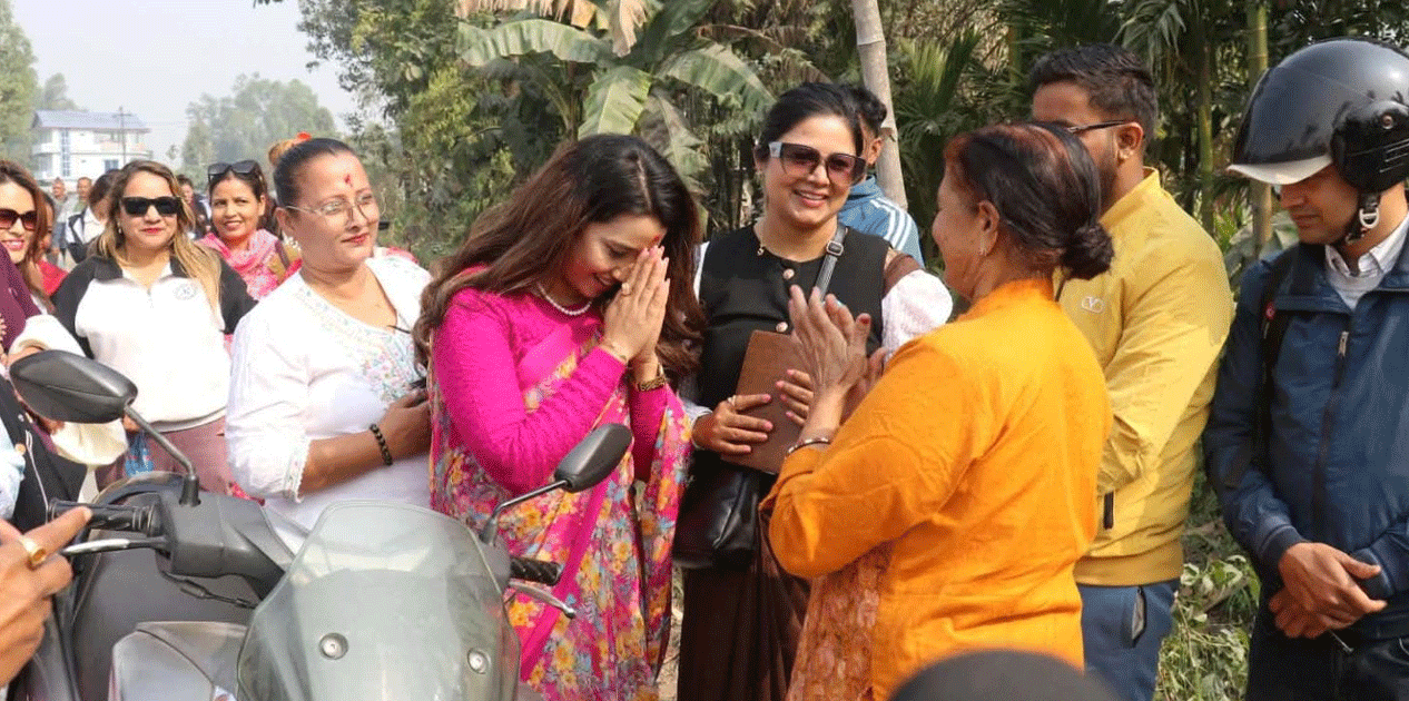 रास्वपाको घरदैलो अभियान तीव्र, बालेनको पक्षमा मत माग्न झापा पुगिन पत्नी सविना