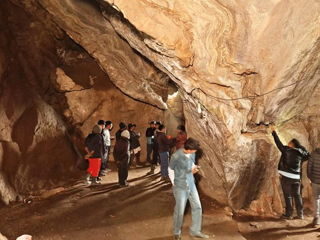 खोटाङमा श्रमदानमार्फत धनेश्वर गुफा सरसफाइ