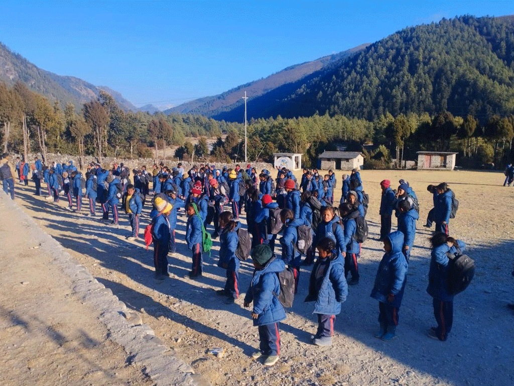 ढोरपाटनका विद्यार्थीको पीडा: कठ्याङ्ग्रिँदै पढ्नुपर्ने बाध्यता